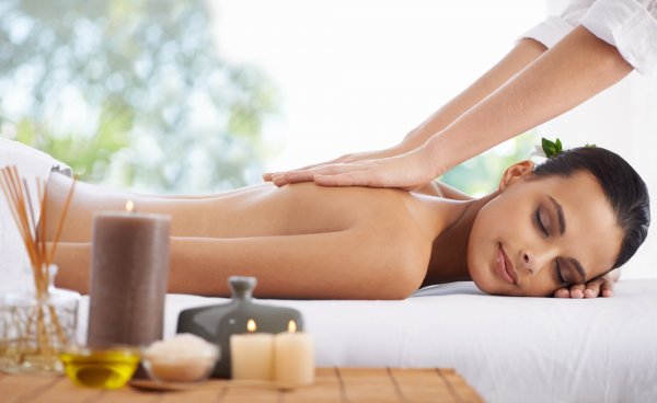 Chọn ghế massage hay đến spa để xua tan căng thẳng, mệt mỏi 